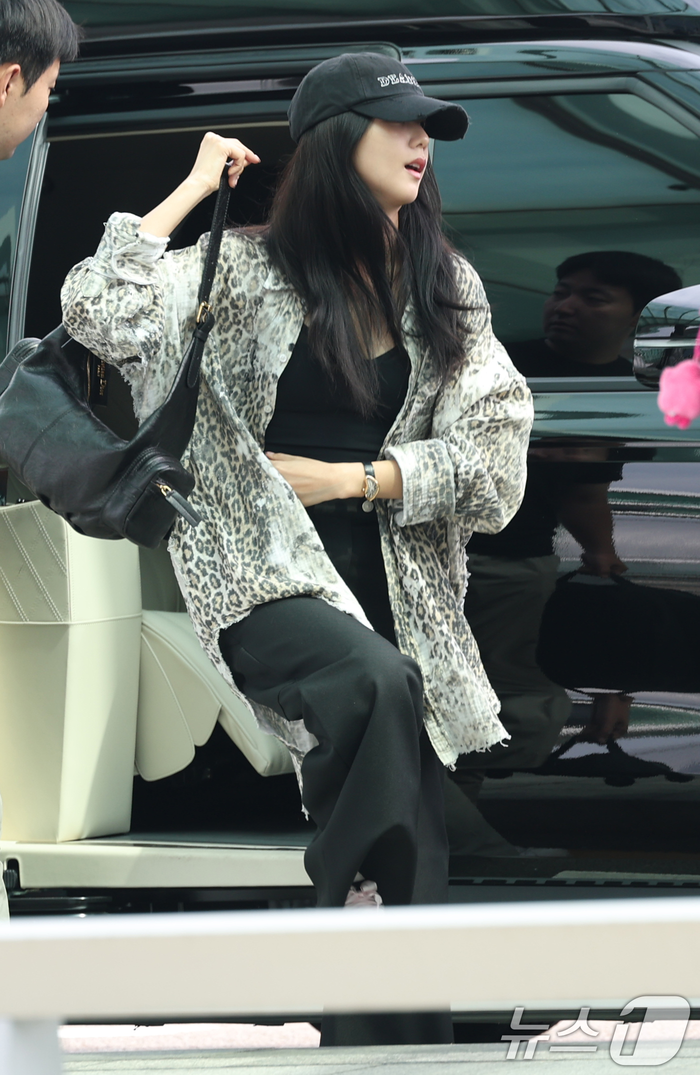 (인천공항=뉴스1) 권현진 기자 = 블랙핑크 지수가 1일 오전 해외 일정을 위해 인천국제공항을 통해 프랑스로 출국하고 있다. 2025.8.1/뉴스1