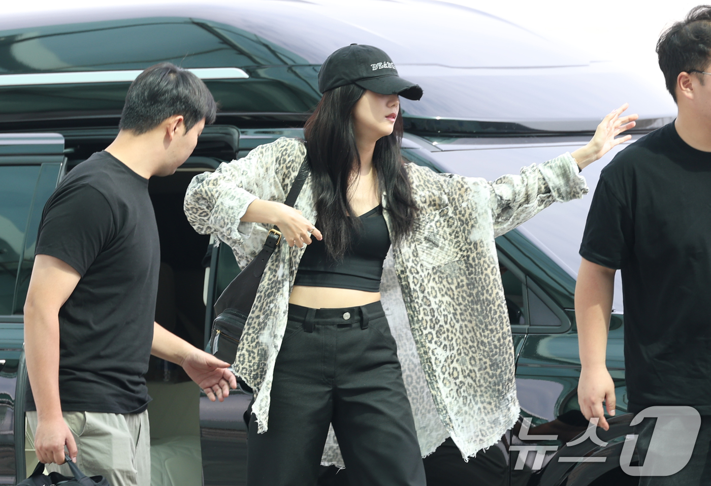 (인천공항=뉴스1) 권현진 기자 = 블랙핑크 지수가 1일 오전 해외 일정을 위해 인천국제공항을 통해 프랑스로 출국하기 전 제니(오른쪽)에게 인사를 하고 있다. 2025.8.1/뉴스 …