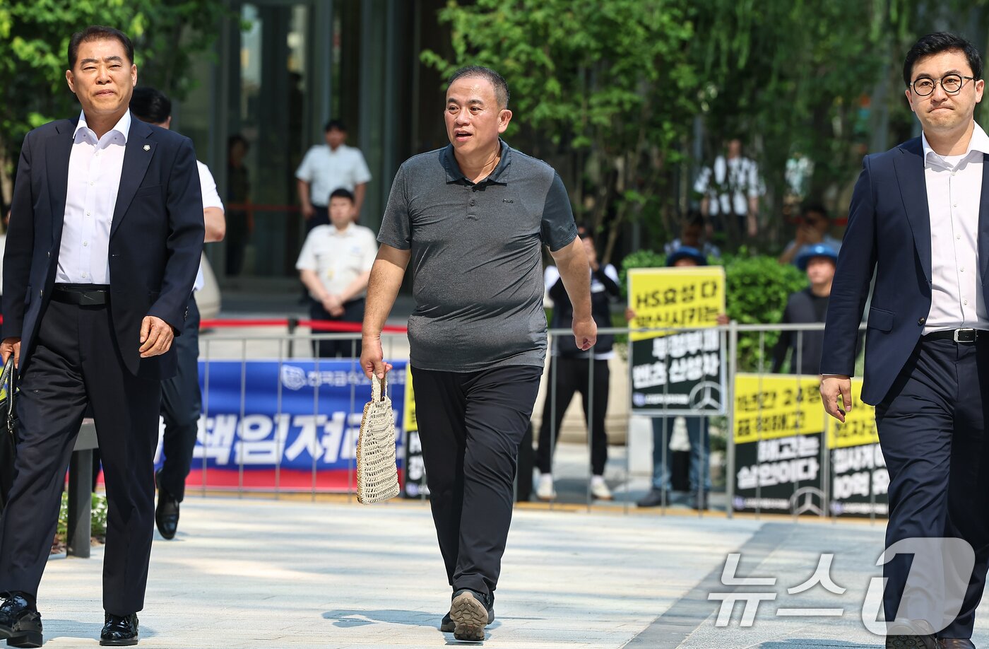 본문 이미지 - 공천개입 의혹을 받는 ‘정치 브로커’ 명태균씨가 1일 서울 종로구에 마련된 김건희 특검팀&#40;특별검사 민중기&#41; 사무실로 조사를 받기 위해 출석하고 있다. 2025.8.1/뉴스1 ⓒ News1 김도우 기자