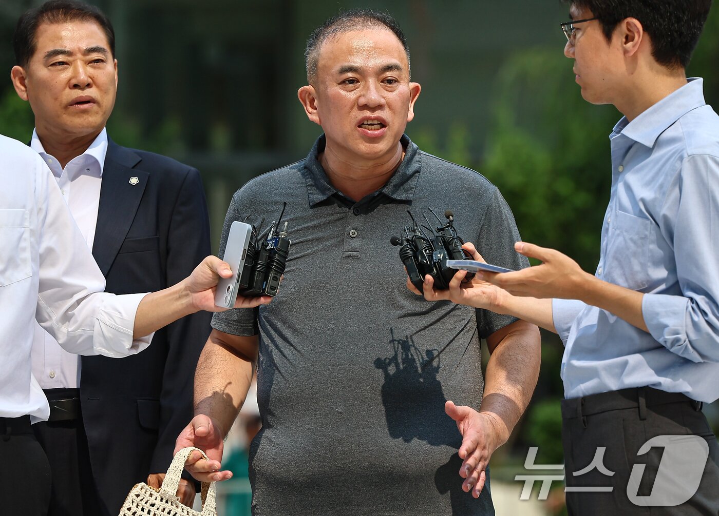 본문 이미지 - 공천개입 의혹을 받는 ‘정치 브로커’ 명태균씨가 1일 서울 종로구에 마련된 김건희 특검팀&#40;특별검사 민중기&#41; 사무실로 조사를 받기 위해 출석하며 취재진 질문에 답하고 있다. 2025.8.1/뉴스1 ⓒ News1 김도우 기자