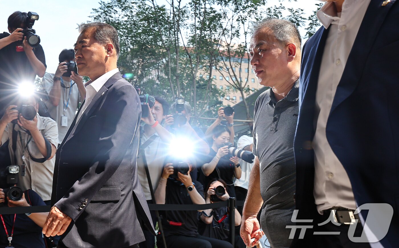 본문 이미지 - 공천개입 의혹을 받는 ‘정치 브로커’ 명태균씨가 1일 서울 종로구에 마련된 김건희 특검팀&#40;특별검사 민중기&#41; 사무실로 조사를 받기 위해 출석하고 있다. 2025.8.1/뉴스1 ⓒ News1 김도우 기자