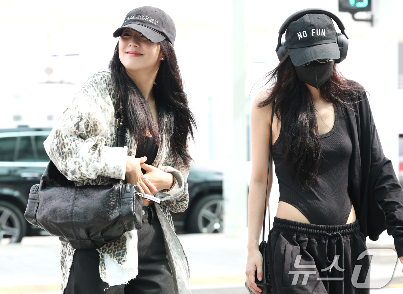 (인천공항=뉴스1) 권현진 기자 = 블랙핑크 지수와 제니(오른쪽)가 1일 오전 해외 일정을 위해 인천국제공항을 통해 프랑스로 출국하고 있다. 2025.8.1/뉴스1