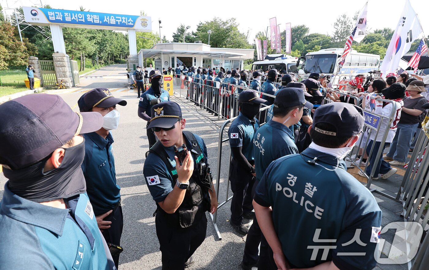 본문 이미지 - 김건희 여사의 각종 의혹을 수사하는 김건희 특검팀&#40;특별검사 민중기&#41;이 윤석열 전 대통령에 대한 체포영장 집행에 나선 1일 오전 경기도 의왕 서울구치소에서 경찰들이 경계근무를 서고 있다.  2025.8.1/뉴스1 ⓒ News1 김성진 기자