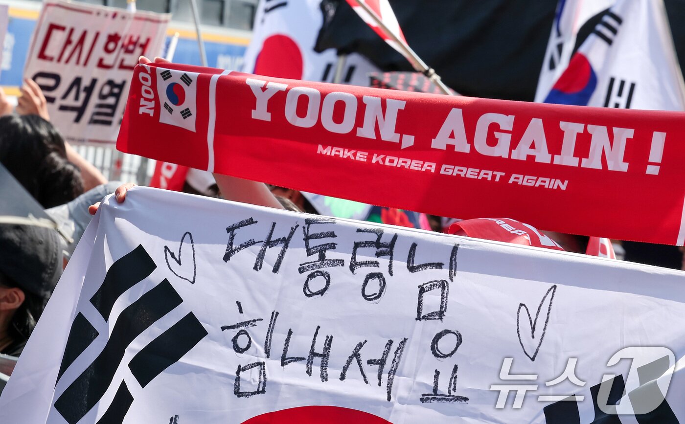 본문 이미지 - 김건희 여사의 각종 의혹을 수사하는 김건희 특검팀&#40;특별검사 민중기&#41;이 윤석열 전 대통령에 대한 체포영장 집행에 나선 1일 오전 경기도 의왕 서울구치소에서 윤 전 대통령 지지자들이 시위하고 있다. 2025.8.1/뉴스1 ⓒ News1 김성진 기자