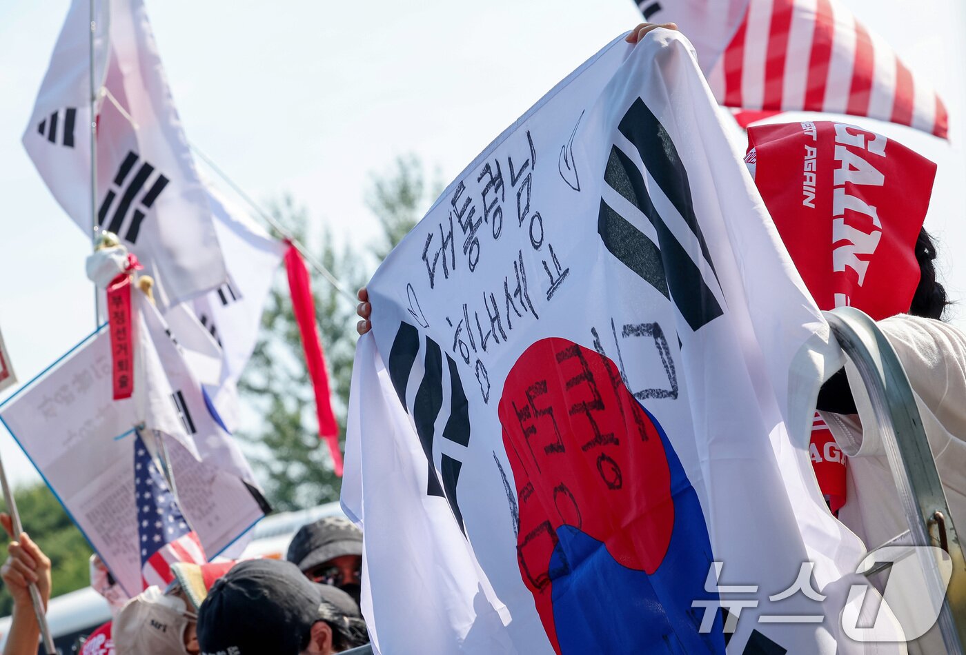 본문 이미지 - 김건희 여사의 각종 의혹을 수사하는 김건희 특검팀&#40;특별검사 민중기&#41;이 윤석열 전 대통령에 대한 체포영장 집행에 나선 1일 오전 경기도 의왕 서울구치소에서 윤 전 대통령 지지자들이 시위하고 있다.  2025.8.1/뉴스1 ⓒ News1 김성진 기자