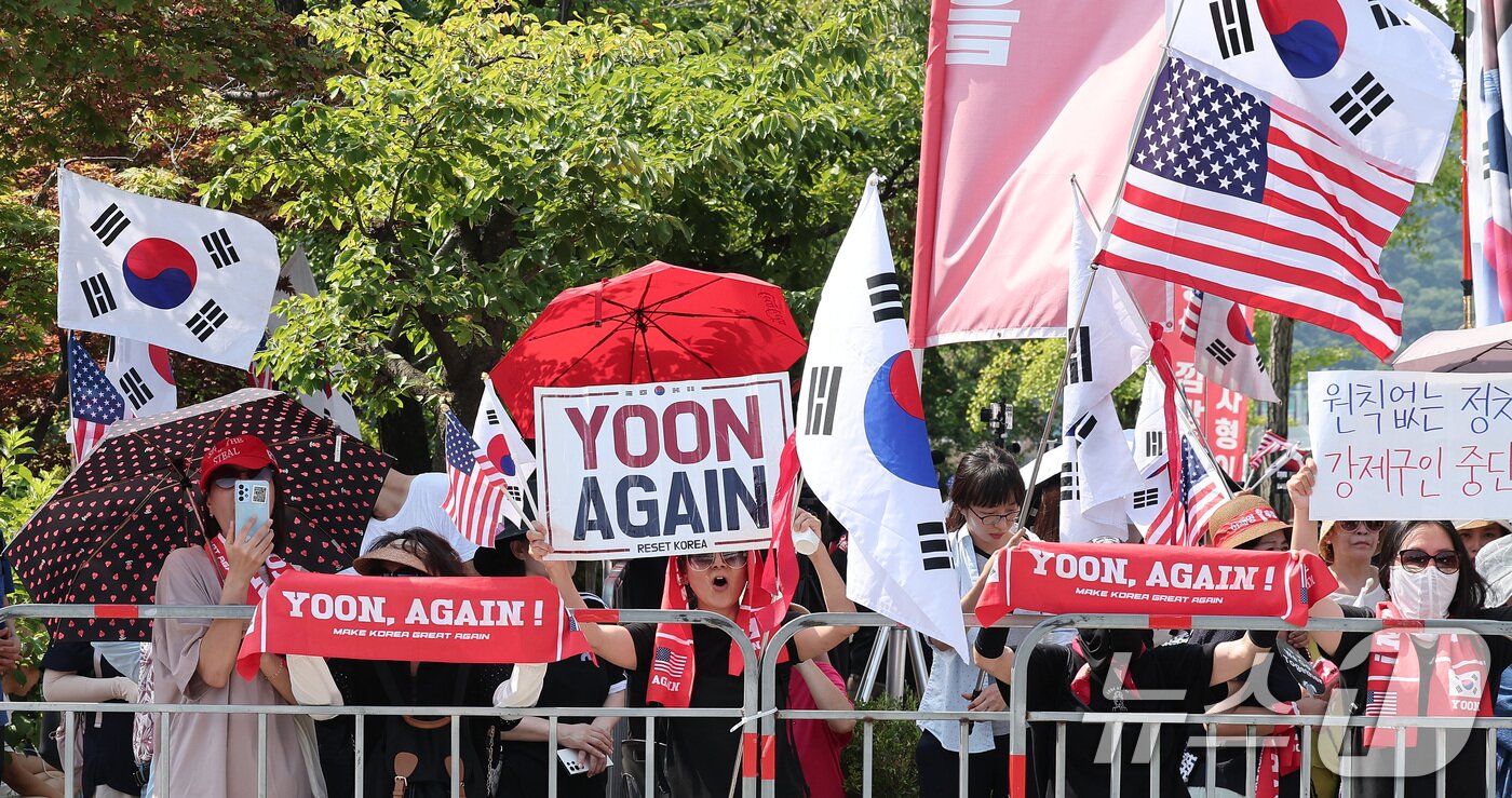 본문 이미지 - 김건희 여사의 각종 의혹을 수사하는 김건희 특검팀&#40;특별검사 민중기&#41;이 윤석열 전 대통령에 대한 체포영장 집행에 나선 1일 오전 경기도 의왕 서울구치소에서 윤 전 대통령 지지자들이 시위하고 있다.  2025.8.1/뉴스1 ⓒ News1 김성진 기자