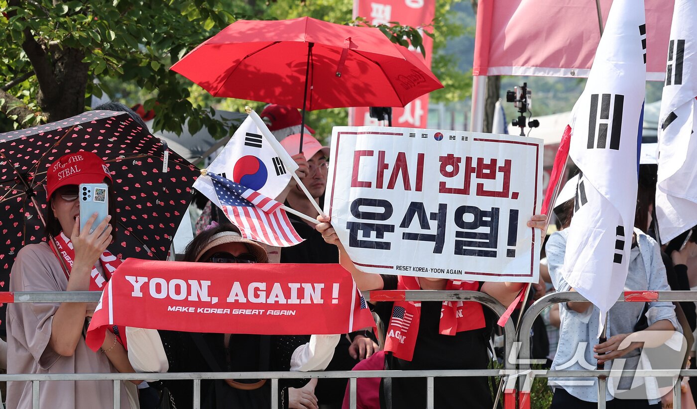 본문 이미지 - 김건희 여사의 각종 의혹을 수사하는 김건희 특검팀&#40;특별검사 민중기&#41;이 윤석열 전 대통령에 대한 체포영장 집행에 나선 1일 오전 경기도 의왕 서울구치소에서 윤 전 대통령 지지자들이 시위하고 있다.  2025.8.1/뉴스1 ⓒ News1 김성진 기자