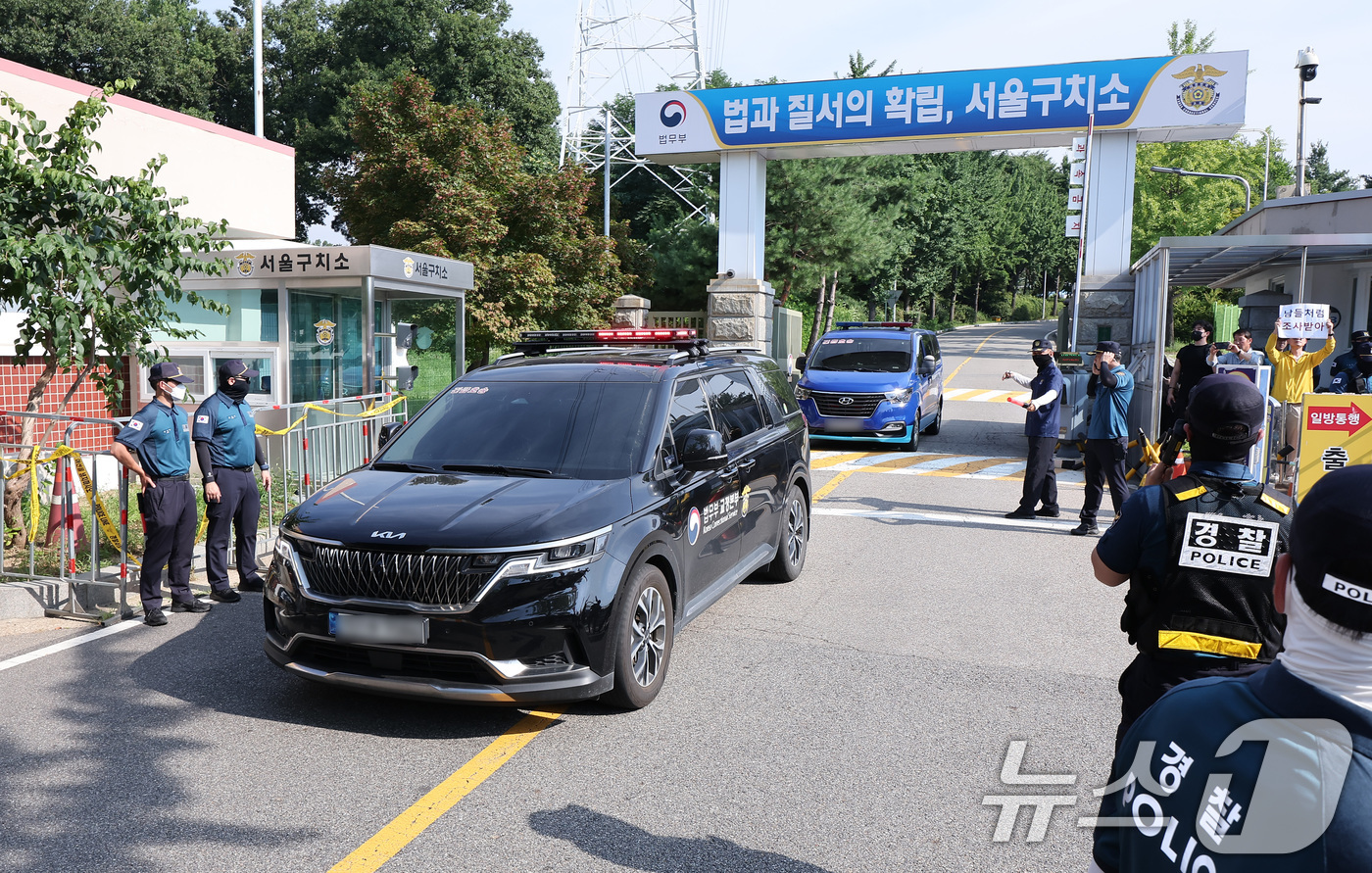 (의왕=뉴스1) 김성진 기자 = 김건희 여사의 각종 의혹을 수사하는 김건희 특검팀(특별검사 민중기)이 윤석열 전 대통령에 대한 체포영장 집행에 나선 1일 오전 경기도 의왕 서울구치 …