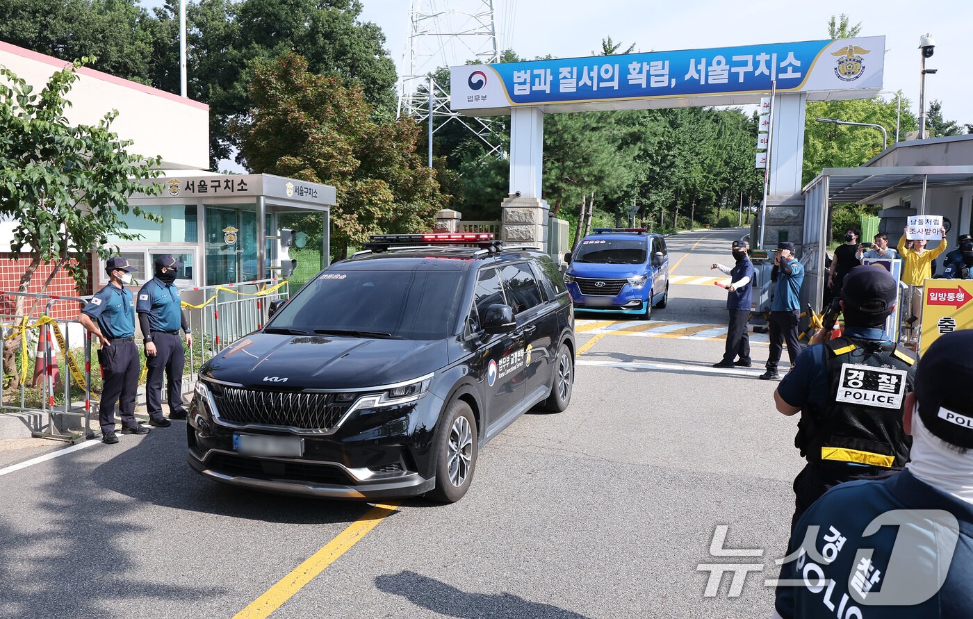 본문 이미지 - 김건희 여사의 각종 의혹을 수사하는 김건희 특검팀&#40;특별검사 민중기&#41;이 윤석열 전 대통령에 대한 체포영장 집행에 나선 1일 오전 경기도 의왕 서울구치소에서 호송차가 나오고 있다. 2025.8.1/뉴스1 ⓒ News1 김성진 기자