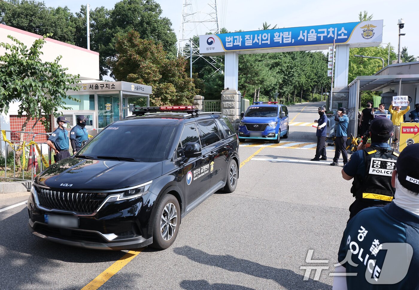 본문 이미지 - 김건희 여사의 각종 의혹을 수사하는 김건희 특검팀&#40;특별검사 민중기&#41;이 윤석열 전 대통령에 대한 체포영장 집행에 나선 1일 오전 경기도 의왕 서울구치소에서 호송차가 나오고 있다. 2025.8.1/뉴스1 ⓒ News1 김성진 기자
