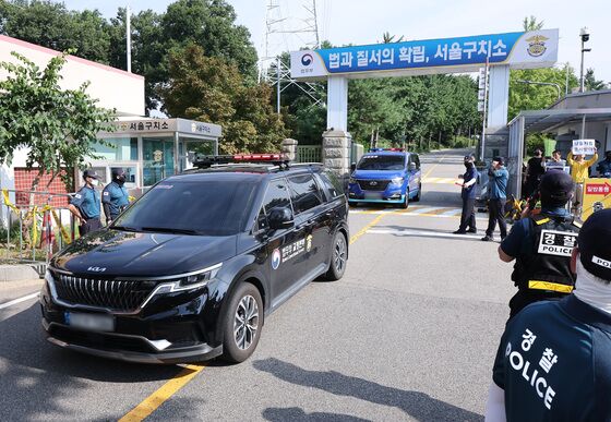 특검 "尹 속옷바람 바닥 누워 체포 거부"…尹측 "인신 모욕"(종합)