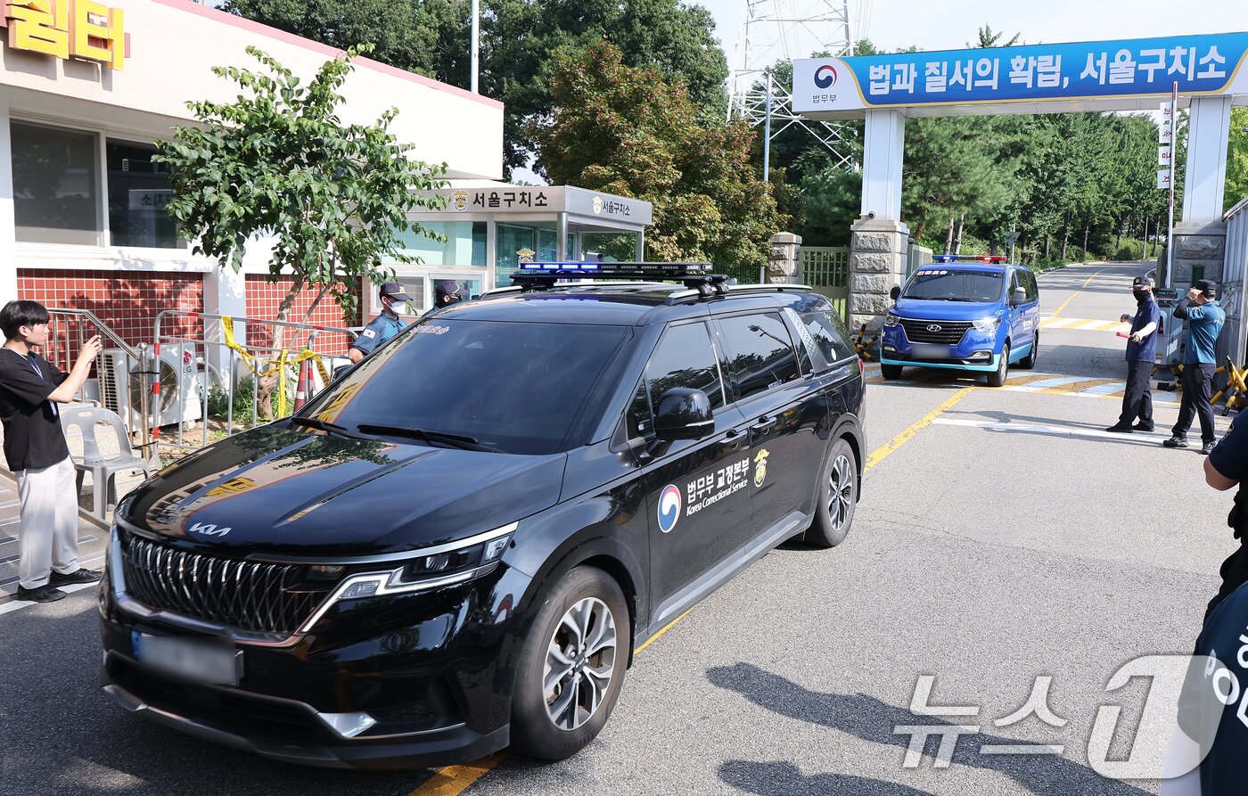 본문 이미지 - 김건희 여사의 각종 의혹을 수사하는 김건희 특검팀&#40;특별검사 민중기&#41;이 윤석열 전 대통령에 대한 체포영장 집행에 나선 1일 오전 경기도 의왕 서울구치소에서 호송차가 나오고 있다. 2025.8.1/뉴스1 ⓒ News1 김성진 기자