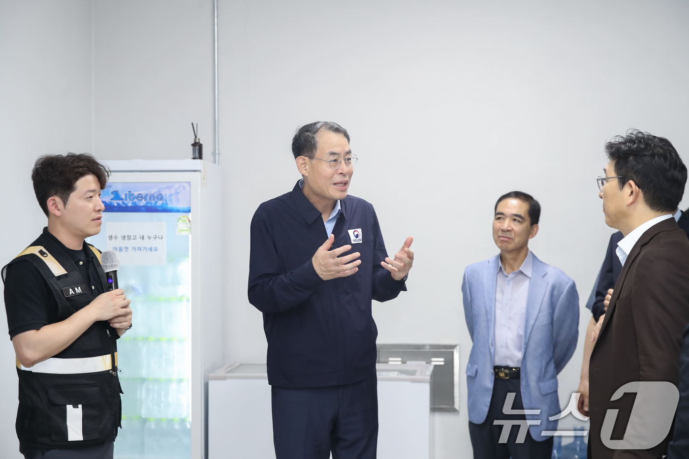 (서울=뉴스1) 이연주 기자 = 강희업 국토교통부 제2차관이 1일 경기 안양시 소재 쿠팡CLS 안양 1배송캠프를 찾아 폭염 및 집중호우 등 여름철 재난에 대비해 현장 대응 체계를 …