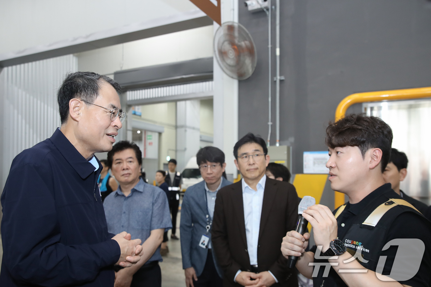 (서울=뉴스1) 이연주 기자 = 강희업 국토교통부 제2차관이 1일 경기 안양시 소재 쿠팡CLS 안양 1배송캠프를 찾아 폭염 및 집중호우 등 여름철 재난에 대비해 현장 대응 체계를 …