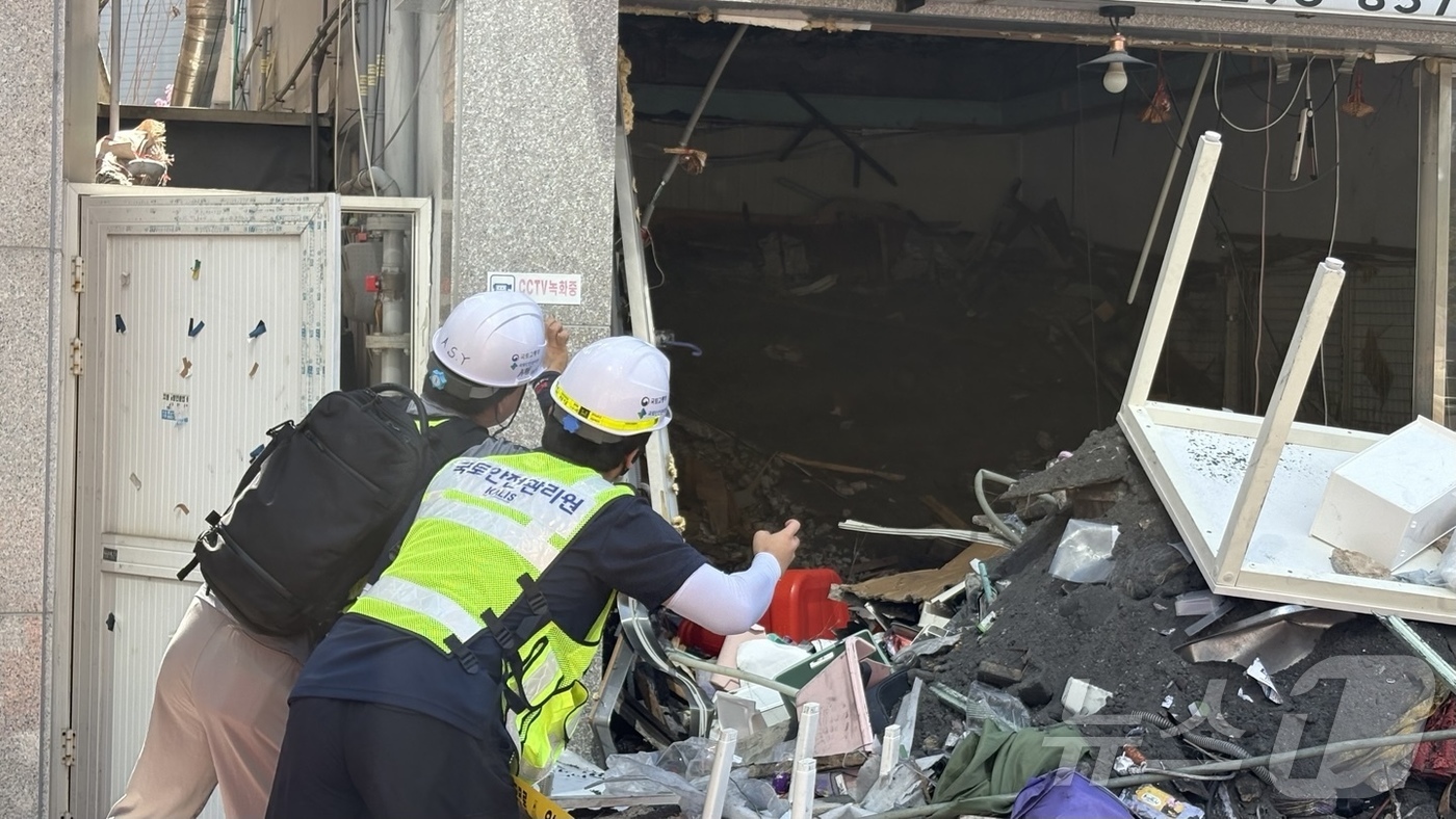 (창원=뉴스1) 강정태 기자 = 1일 오전 경남 창원시 마산회원구 양덕동 2층짜리 상가주택 붕괴 현장에서 국토안전관리원 관계자가 현장을 점검하고 있다. 2025.8.1/뉴스1