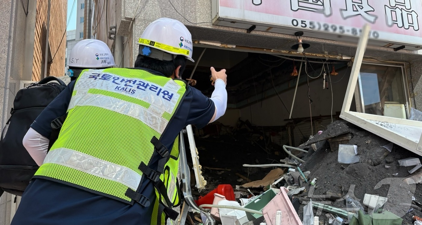 (창원=뉴스1) 강정태 기자 = 1일 오전 경남 창원시 마산회원구 양덕동 2층짜리 상가주택 붕괴 현장에서 국토안전관리원 관계자가 현장을 점검하고 있다. 2025.8.1/뉴스1