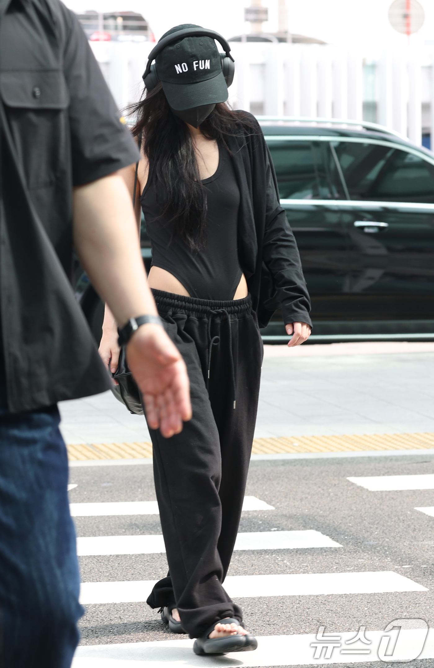 (인천공항=뉴스1) 권현진 기자 = 블랙핑크 제니가 1일 오전 해외 일정을 위해 인천국제공항을 통해 프랑스로 출국하고 있다. 2025.8.1/뉴스1