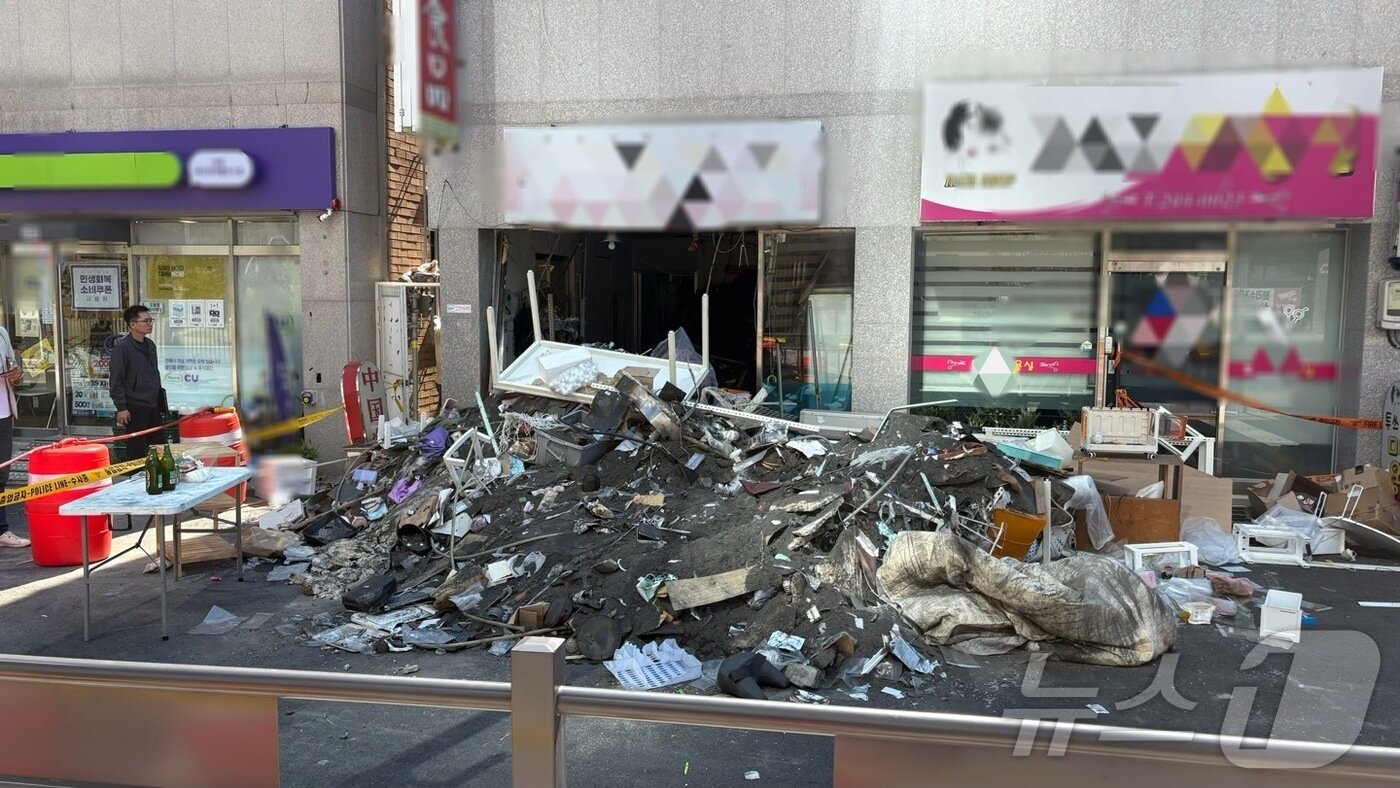 본문 이미지 - 1일 오전 경남 창원시 마산회원구 양덕동 2층짜리 상가주택 붕괴 현장이 통제되고 있다. 2025.8.1/뉴스1 ⓒ News1 강정태 기자