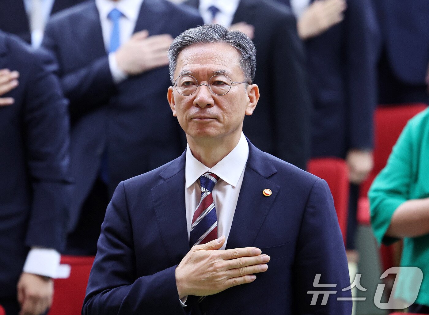 본문 이미지 - 정성호 법무부 장관이 1일 경기 과천 정부과천청사 법무부에서 열린 2025 하반기 신임검사 임관식에서 국민의례를 하고 있다. 2025.8.1 ⓒ 뉴스1 박지혜 기자