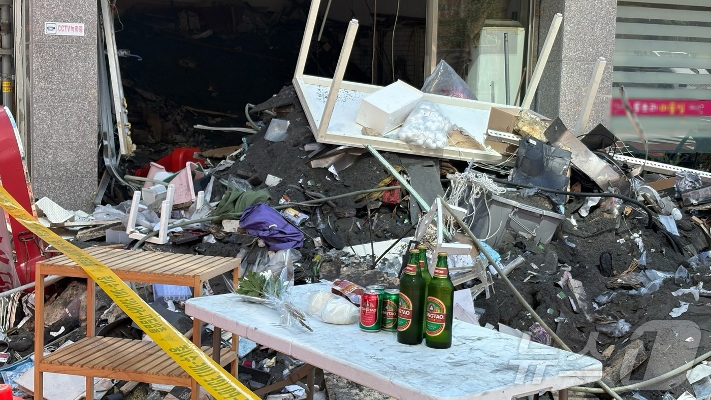 (창원=뉴스1) 강정태 기자 = 1일 오전 경남 창원시 마산회원구 양덕동 2층짜리 상가주택 붕괴 현장에 사망자를 추모하는 국화꽃 한송이와 맥주가 놓여져 있다. 2025.8.1/뉴스 …