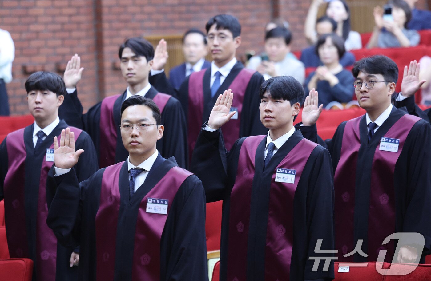 본문 이미지 - 1일 경기 과천 정부과천청사 법무부에서 열린 2025 하반기 신임검사 임관식에서 신임 검사들이 선서를 하고 있다. 2025.8.1/뉴스1 ⓒ News1 박지혜 기자