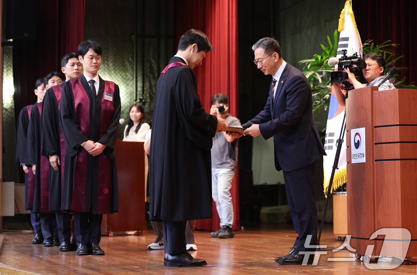 본문 이미지 - 정성호 법무부 장관이 1일 경기 과천 정부과천청사 법무부에서 열린 2025 하반기 신임검사 임관식에서 신임 검사들에게 임명장을 수여하고 있다. 2025.8.1/뉴스1 ⓒ News1 박지혜 기자