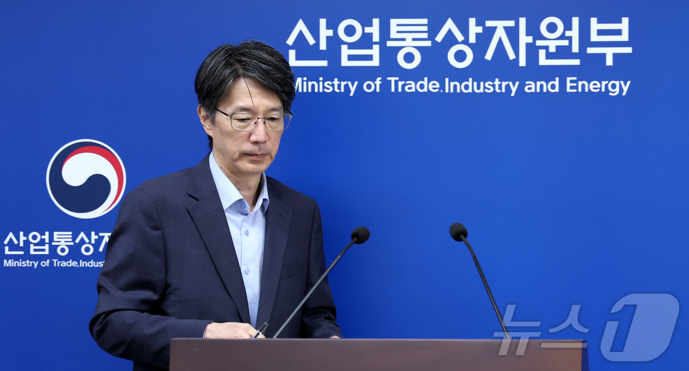(세종=뉴스1) 김기남 기자 = 서가람 산업통상자원부 무역정책관이 1일 세종시 정부세종청사에서 2025년 7월 수출입 동향을 발표하기 위해 입장하고 있다.7월 수출액은 전년 동월 …
