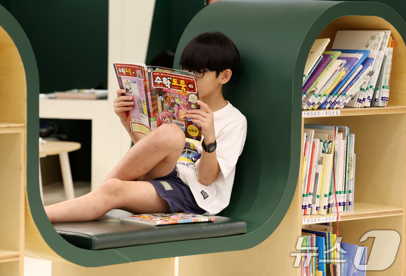 (광주=뉴스1) 이승현 기자 = 폭염이 이어지고 있는 1일 오전 광주 동구 구립도서관 책정원에서 시민들이 더위를 피해 북캉스를 즐기고 있다. 2025.8.1/뉴스1