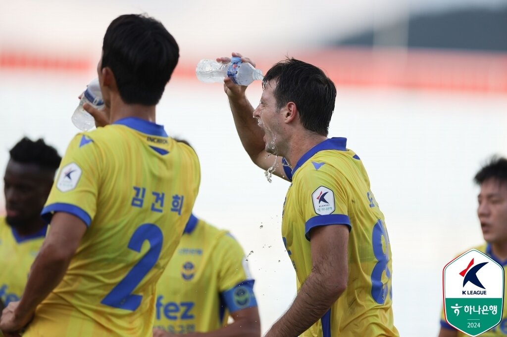 본문 이미지 -  K리그 경기 중 물을 마시는 선수들&#40;한국프로축구연맹 제공&#41;