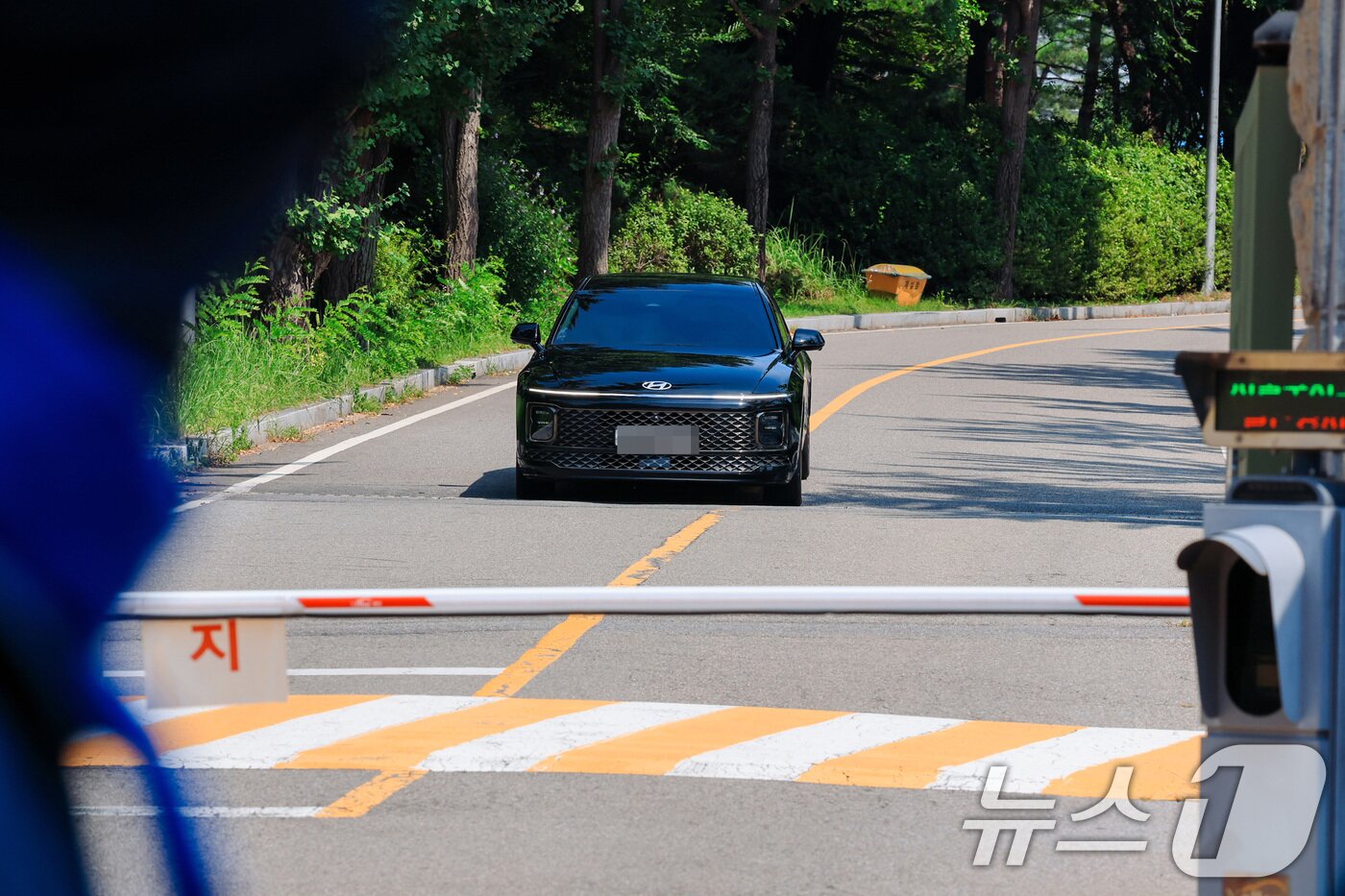 본문 이미지 - 김건희 여사의 각종 의혹을 수사하는 김건희 특검팀&#40;특별검사 민중기&#41;의 윤석열 전 대통령에 대한 체포영장 집행이 실패한 1일 오전 경기도 의왕 서울구치소에서 특검팀이 탄 차량이 서울구치소를 빠져나가고 있다. &#40;공동취재&#41; 2025.8.1/뉴스1 ⓒ News1 김성진 기자