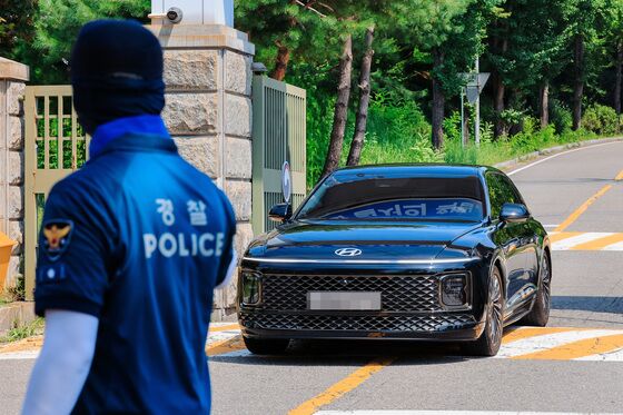 "尹, 특검 체포하러 오자 수의 벗었다"…법사위 도마 오른 '속옷 저항'