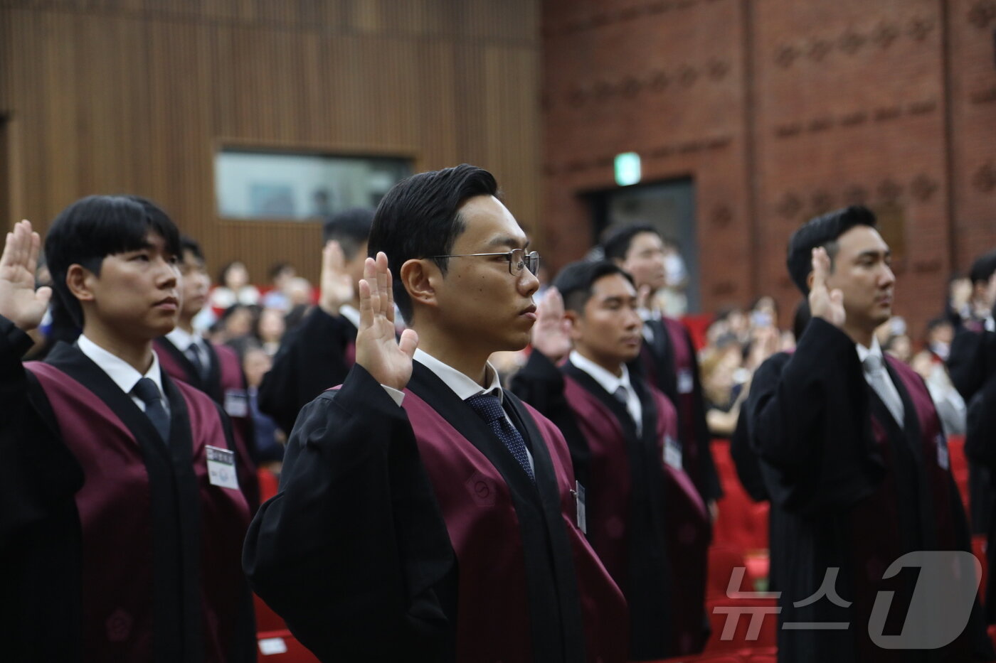 본문 이미지 - 1일 경기 과천 정부과천청사 법무부에서 열린 2025 하반기 신임검사 임관식에서 신임 검사들이 선서하고 있다. 2025.8.1/뉴스1 ⓒ News1 송송이 기자