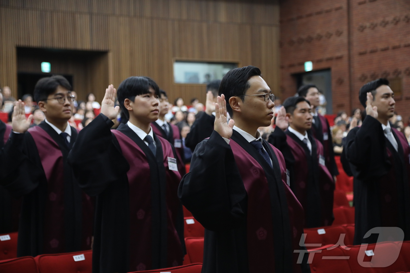 (과천=뉴스1) 송송이 기자 = 1일 경기 과천 정부과천청사 법무부에서 열린 2025 하반기 신임검사 임관식에서 신임 검사들이 선서하고 있다. 2025.8.1/뉴스1