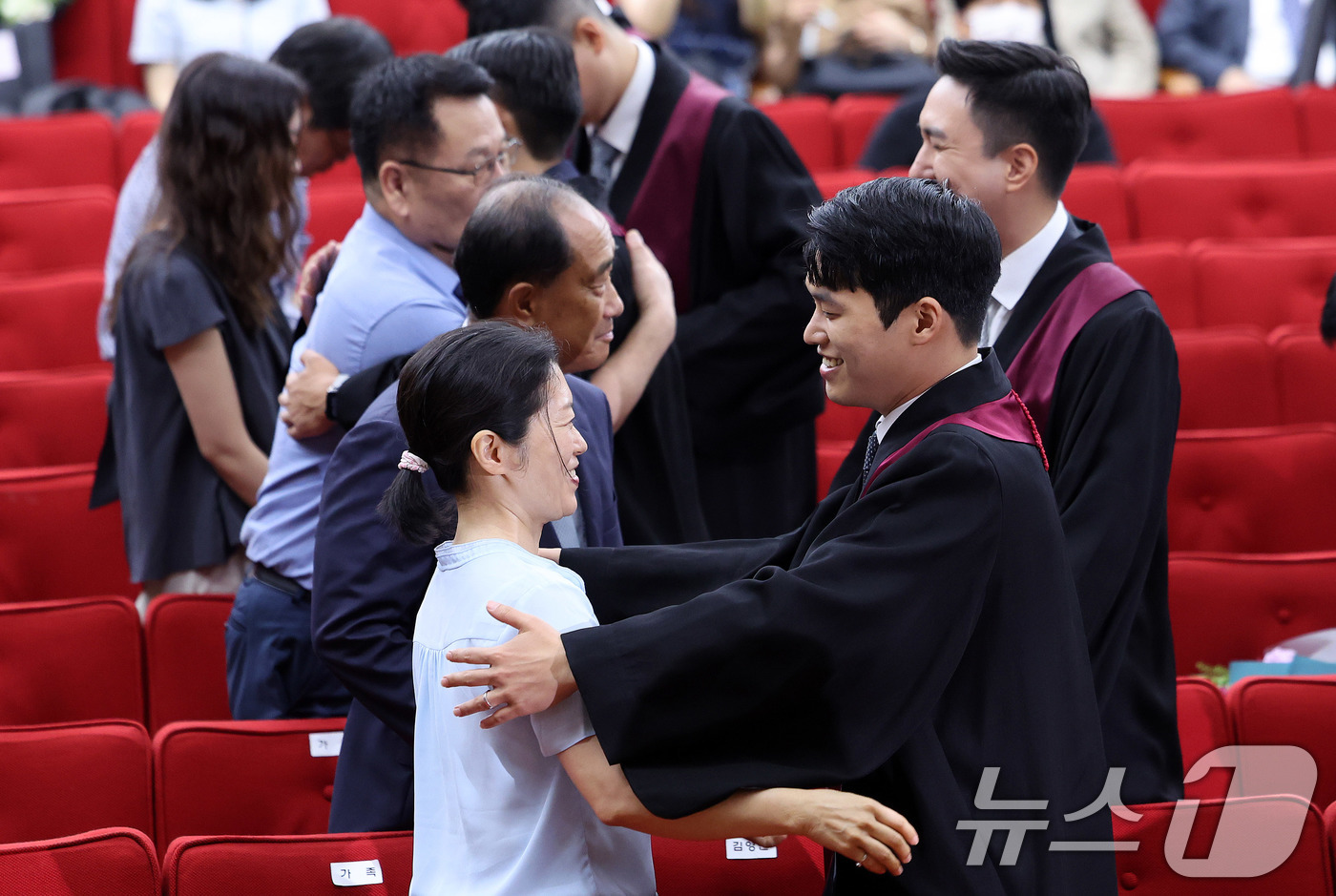 (과천=뉴스1) 박지혜 기자 = 1일 경기 과천 정부과천청사 법무부에서 열린 2025 하반기 신임검사 임관식에서 신임 검사들이 부모님과 포옹을 하고 있다. 2025.8.1/뉴스1