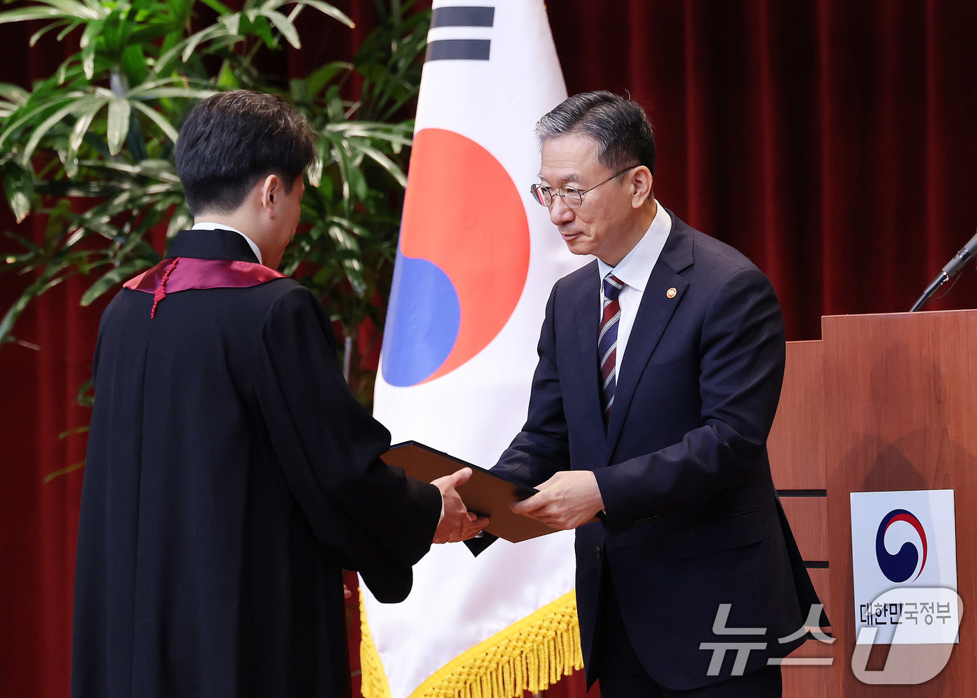 (과천=뉴스1) 박지혜 기자 = 정성호 법무부 장관이 1일 경기 과천 정부과천청사 법무부에서 열린 2025 하반기 신임검사 임관식에서 신임 검사에게 임명장을 수여하고 있다. 202 …