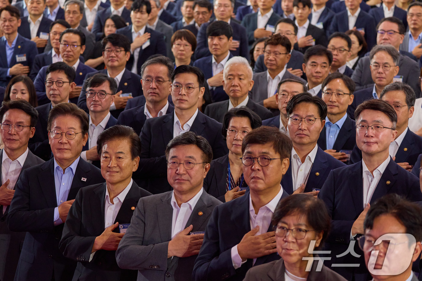 (서울=뉴스1) 이재명 기자 = 이재명 대통령이 지난 31일 서울 종로구 정부서울청사에서 열린 '국민주권시대 공직자의 길' 고위공직자 워크숍에서 국민의례를 하고 있다. (이재명 대 …