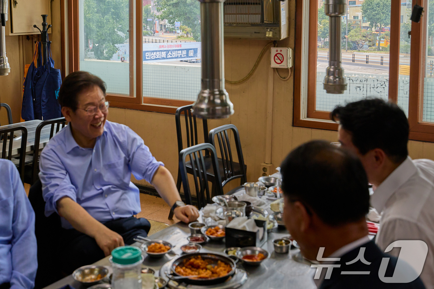 (서울=뉴스1) 이재명 기자 = 이재명 대통령이 지난 31일 서울 용산 대통령실 인근 식당에서 강훈식 비서실장을 비롯한 참모진들과 점식식사를 하고 있다. (이재명 대통령 SNS. …