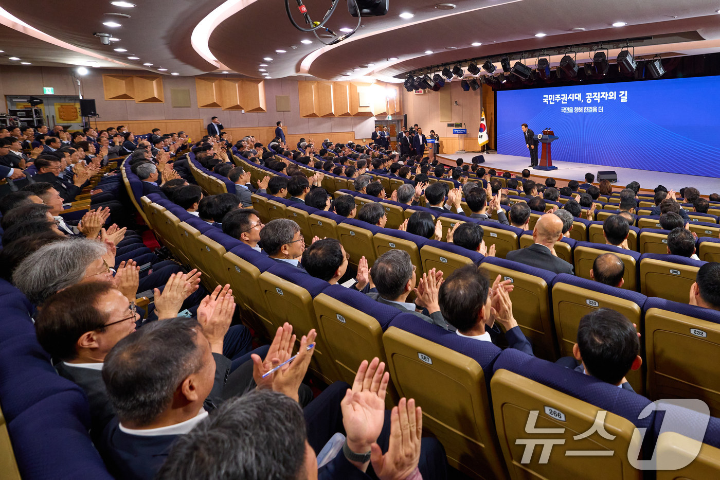 (서울=뉴스1) 이재명 기자 = 이재명 대통령이 지난 31일 서울 종로구 정부서울청사에서 열린 '국민주권시대 공직자의 길' 고위공직자 워크숍에서 인사를 하고 있다. (이재명 대통령 …