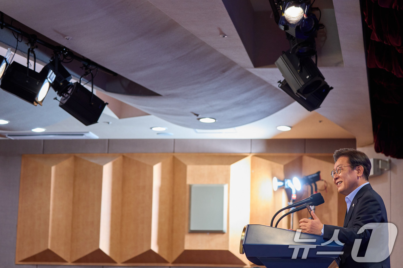 (서울=뉴스1) 이재명 기자 = 이재명 대통령이 지난 31일 서울 종로구 정부서울청사에서 열린 '국민주권시대 공직자의 길' 고위공직자 워크숍에서 '국민주권 정부 국정운영 방향과 고 …