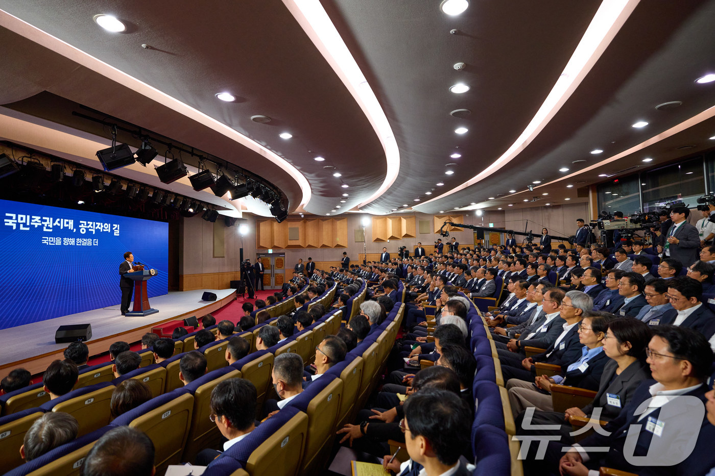 (서울=뉴스1) 이재명 기자 = 이재명 대통령이 지난 31일 서울 종로구 정부서울청사에서 열린 '국민주권시대 공직자의 길' 고위공직자 워크숍에서 '국민주권 정부 국정운영 방향과 고 …