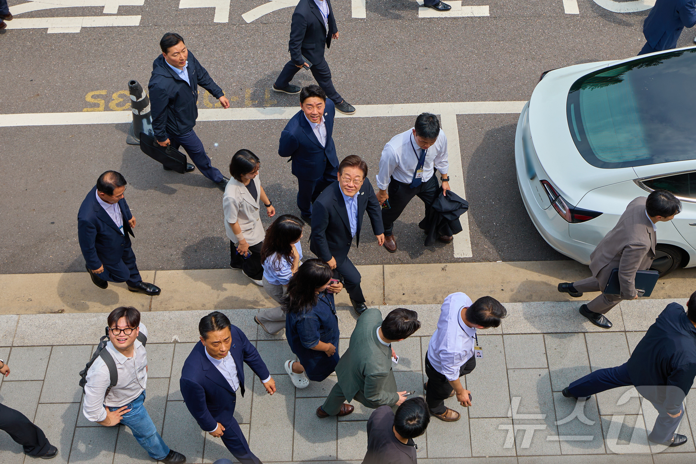 (서울=뉴스1) 이재명 기자 = 이재명 대통령이 지난 31일 서울 용산 대통령실 인근 식당에서 식사를 마친 후 발걸음을 옮기고 있다. (이재명 대통령 SNS. 재판매 및 DB금지) …