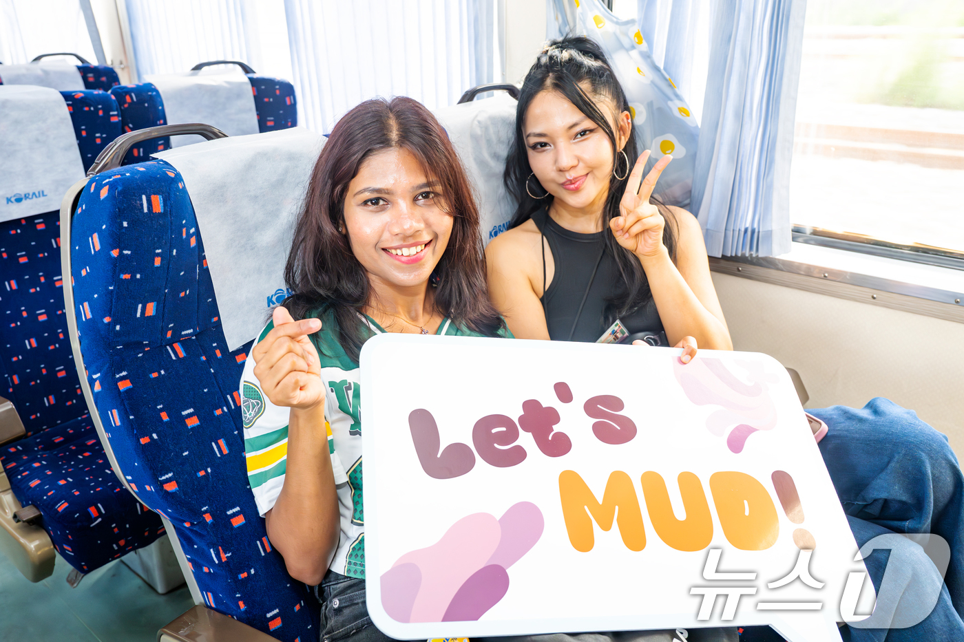 (서울=뉴스1) 박지혜 기자 = 1일 서울역에서 서울-보령 머드트레인에 탑승한 외국인 관광객이 환하게 웃고 있다.서울관광재단은 외국인 관광객의 지역 분산과 서울 재방문 유도를 위해 …