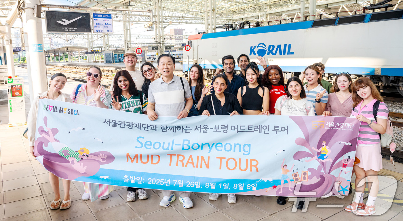 (서울=뉴스1) 박지혜 기자 = 길기연 서울관광재단 대표가 1일 서울역에서 서울-보령 머드트레인 탑승을 앞둔 외국인 관광객들과 기념 촬영을 하고 있다.서울관광재단은 외국인 관광객의 …