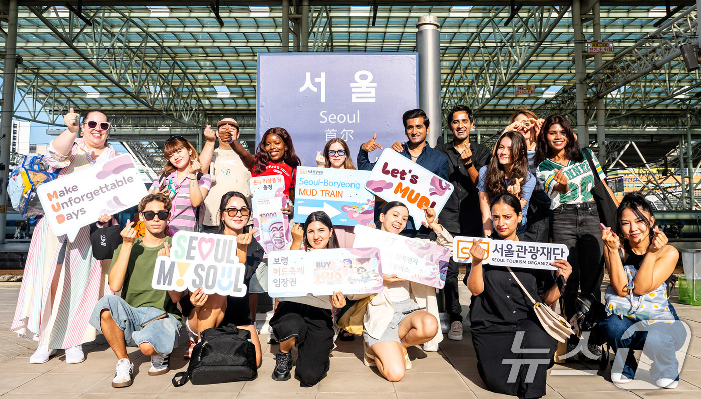 (서울=뉴스1) 박지혜 기자 = 1일 서울역에서 서울-보령 머드트레인 탑승을 앞둔 외국인 관광객들이 기념 촬영을 하고 있다.서울관광재단은 외국인 관광객의 지역 분산과 서울 재방문 …