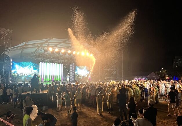 봉화 은어축제 '레전드 물벼락 쇼' 한여름 더위 날린다