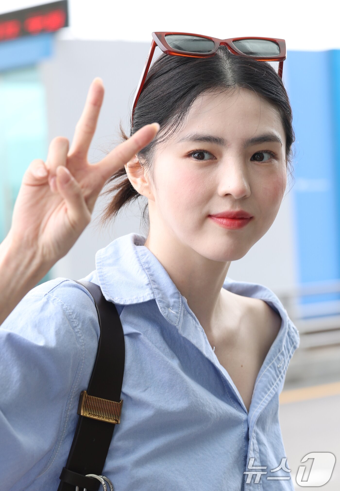 본문 이미지 - 배우 한소희가 1일 오전 팬미팅을 위해 인천국제공항을 통해 대만 타이베이로 출국하고 있다.  ⓒ News1 권현진 기자