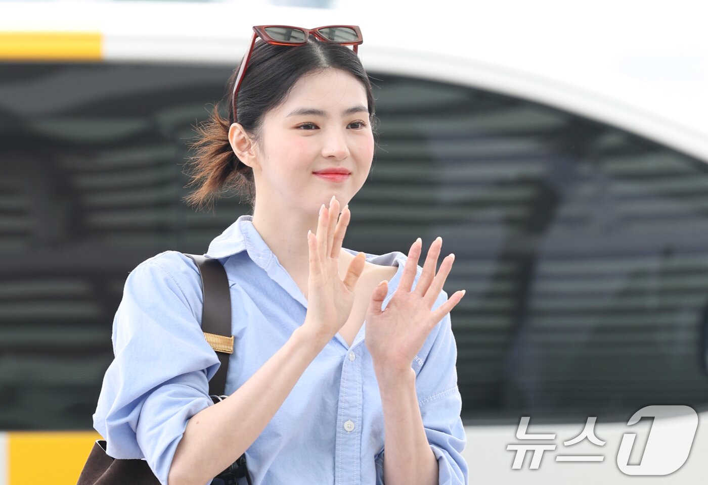 본문 이미지 - 배우 한소희가 1일 오전 팬미팅을 위해 인천국제공항을 통해 대만 타이베이로 출국하기 전 손을 흔들고 있다. ⓒ News1 권현진 기자