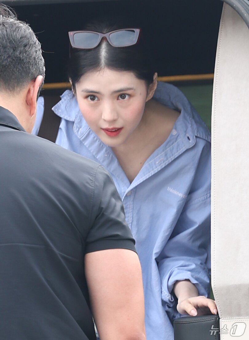 본문 이미지 - 배우 한소희가 1일 오전 대만 팬미팅을 위해 인천국제공항에 도착해 차에서 내리고 있다. ⓒ News1 권현진 기자
