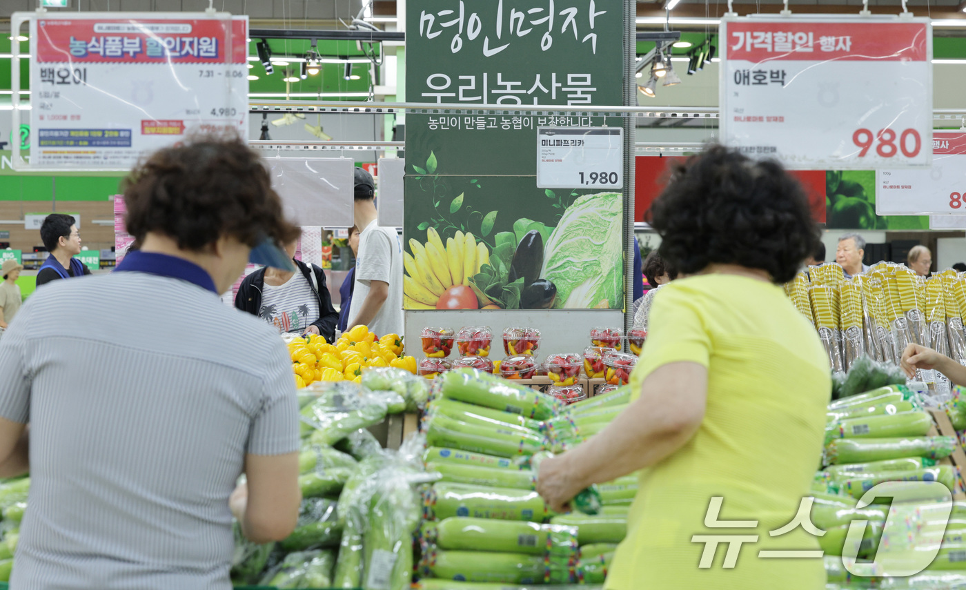 (서울=뉴스1) 신웅수 기자 = 1일 서울 서초구 하나로마트 양재점을 찾은 시민들이 우리 농산물을 고르고 있다.농림축산식품부는 이번 한미 통상협상에서 농업 분야에서는 특별히 논의된 …