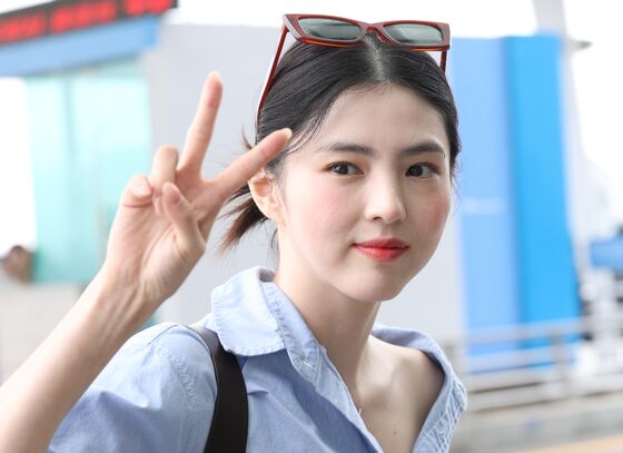 [뉴스1 ★]한소희, 인형 미모 폭발…공항 마비시킨 청량 비주얼